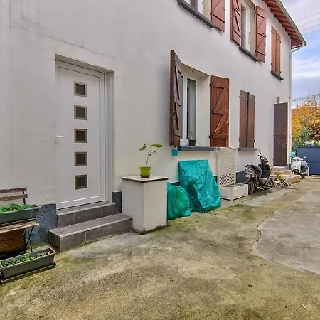 Studio For 2 People ** ** *